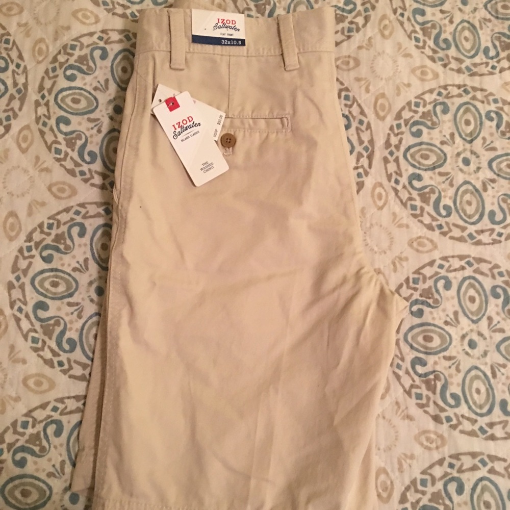 IZOD men’s khaki shorts